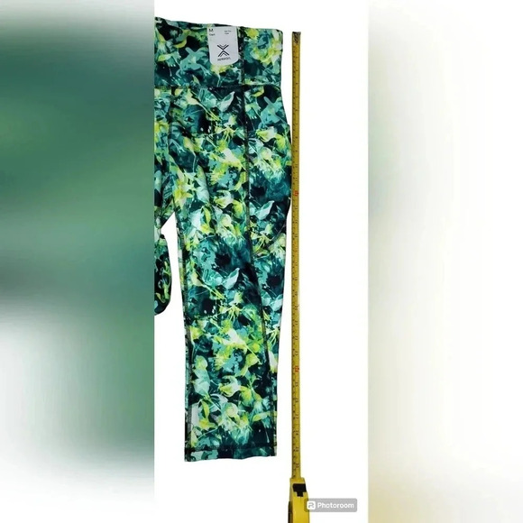 Xersion High Rise Fitted Floral Design Capri Athletic Yoga Pants, Medium - Picture 7 of 7
